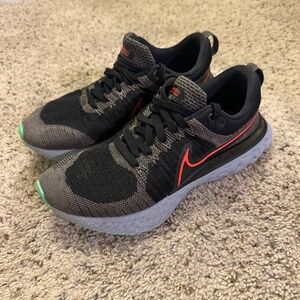 Men’s Nike react flyknit shoe